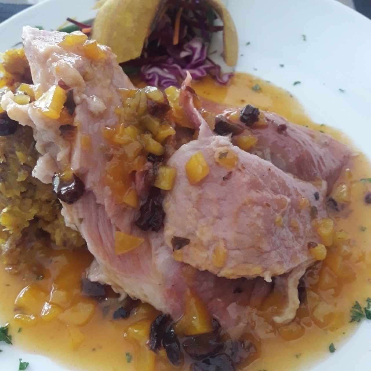 jamón en salsa de durazno y puré de plátano. 
