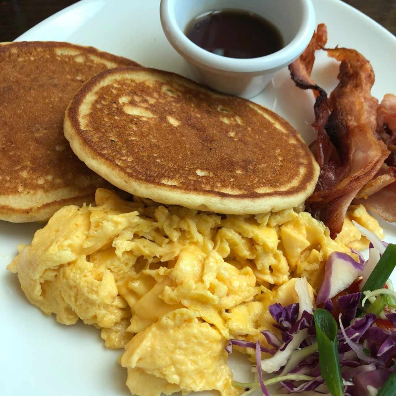Pancakes y wafles con tocino y huevo frito