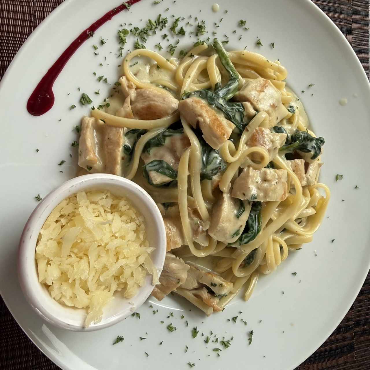 Linguini con pollo a la florentina 