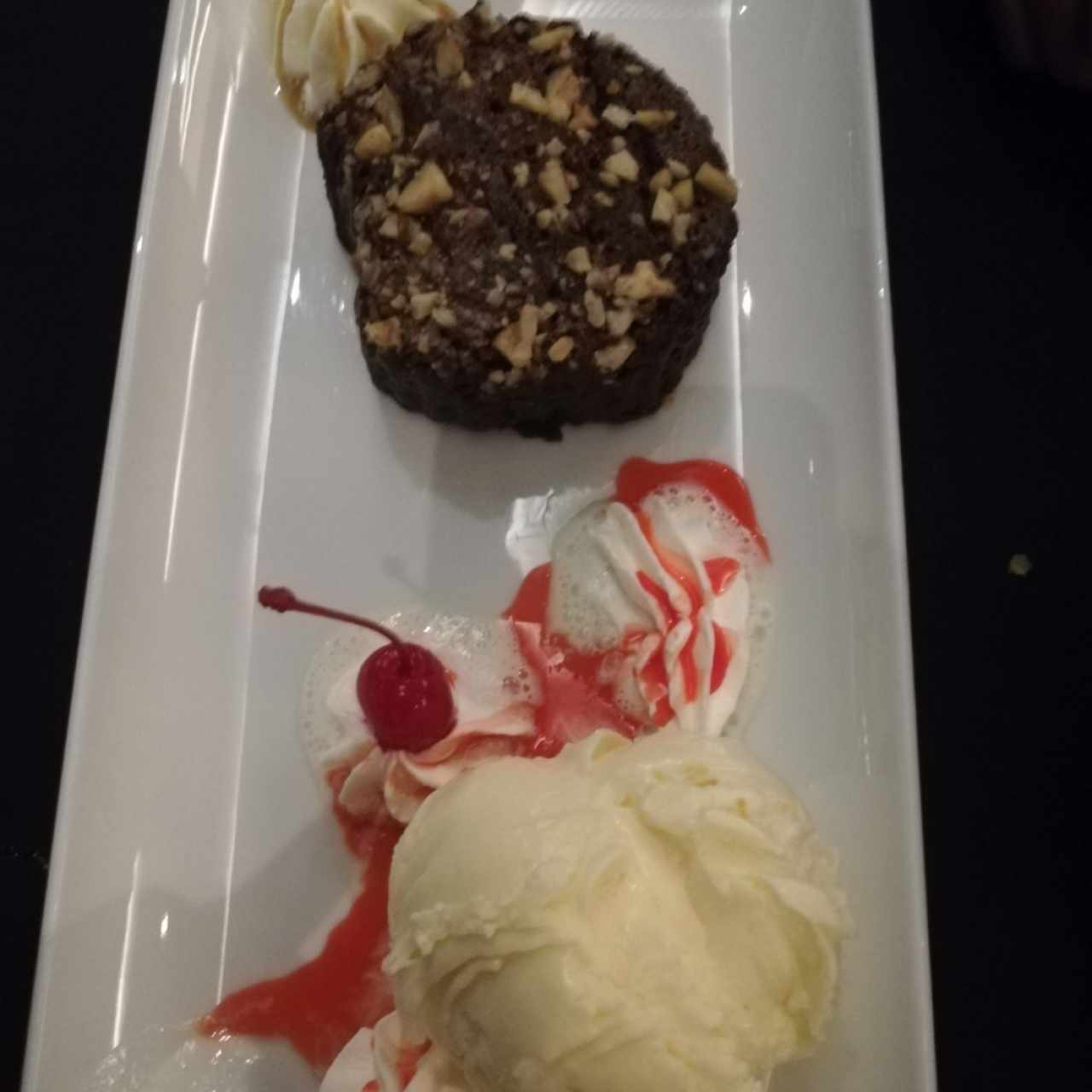 Brownie de nueces y helado