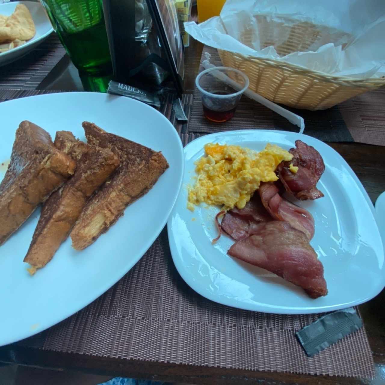 Pancakes y wafles con tocino y huevo frito