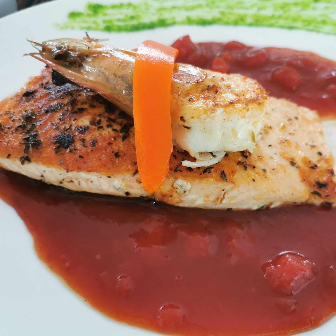 Salmón con langostino en salsa de guayaba. 