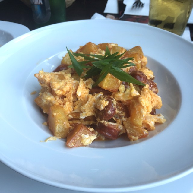 Huevos Rotos Con Chorizo