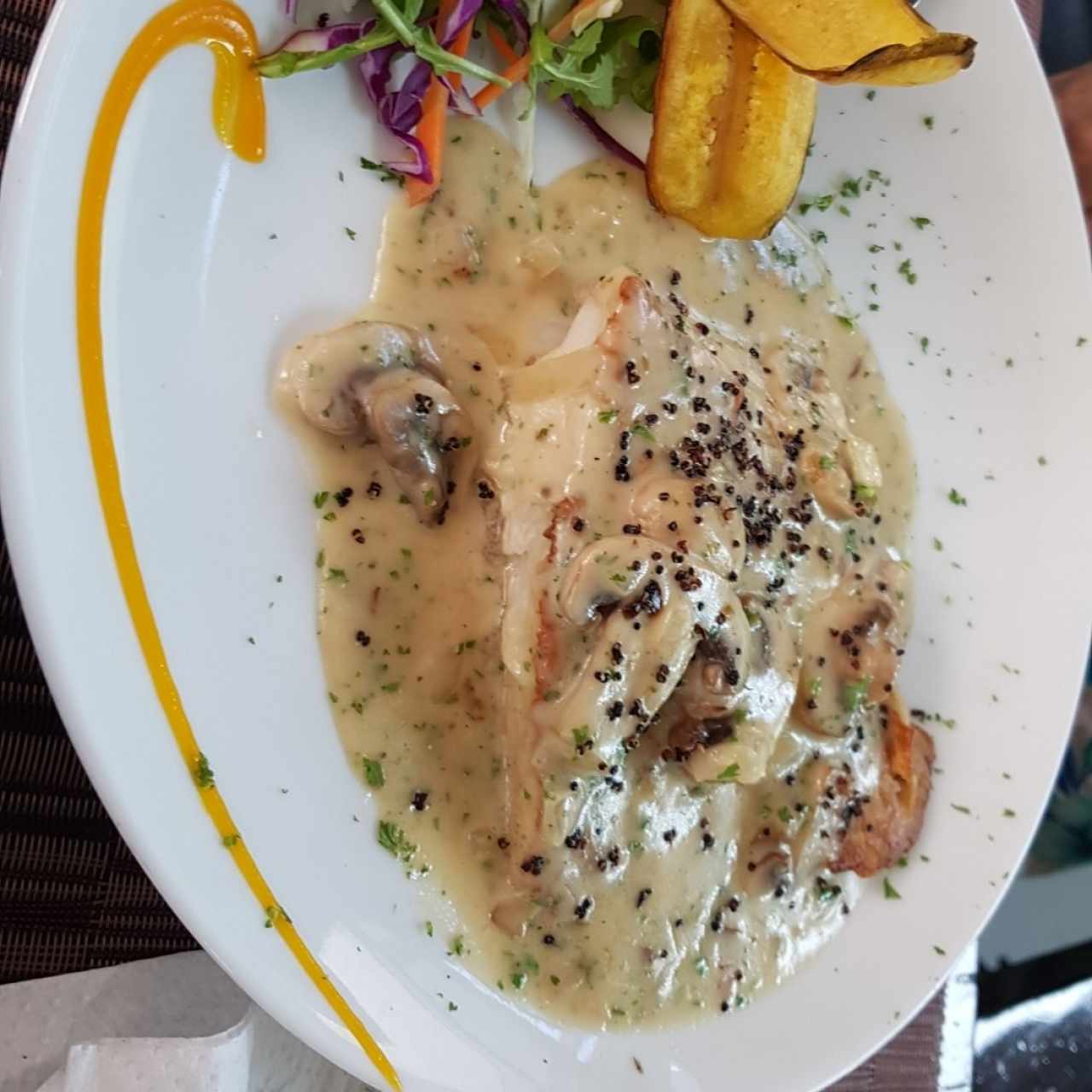 Corvina con quinoa y hongos