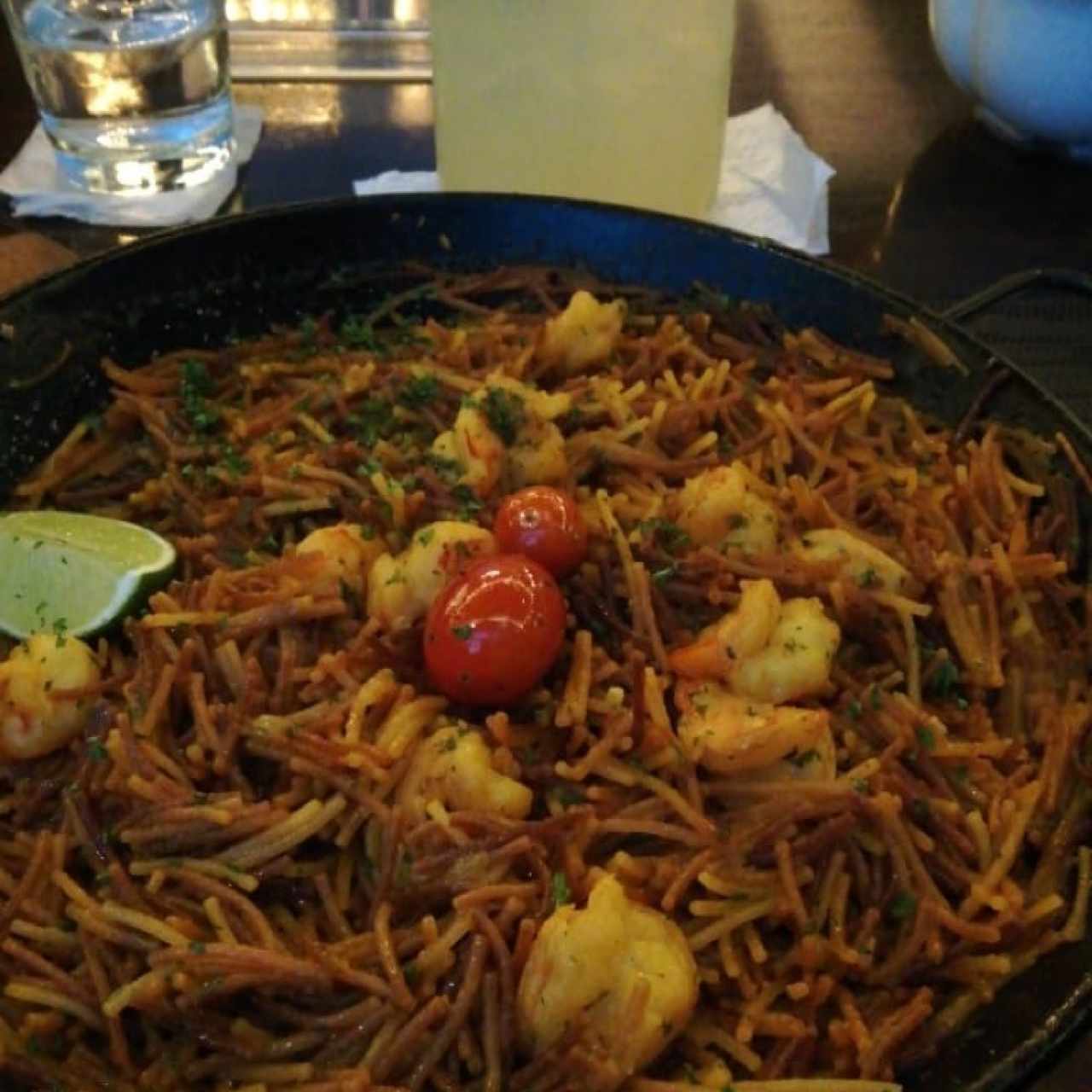 Fideua con camarones