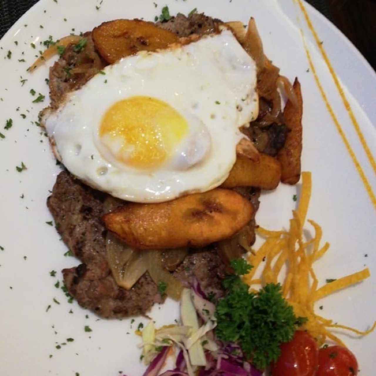 Bistec de res encebollado