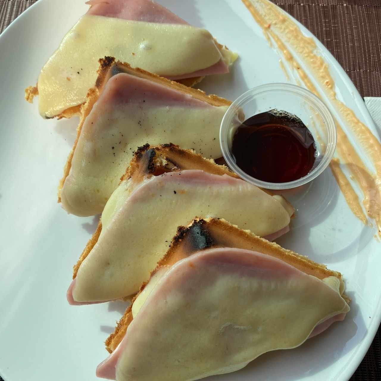 Pancakes o wafles con jamón y queso gratinado