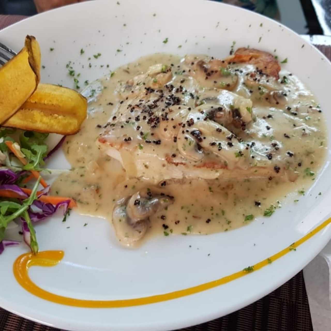 Corvina con quinoa y hongos