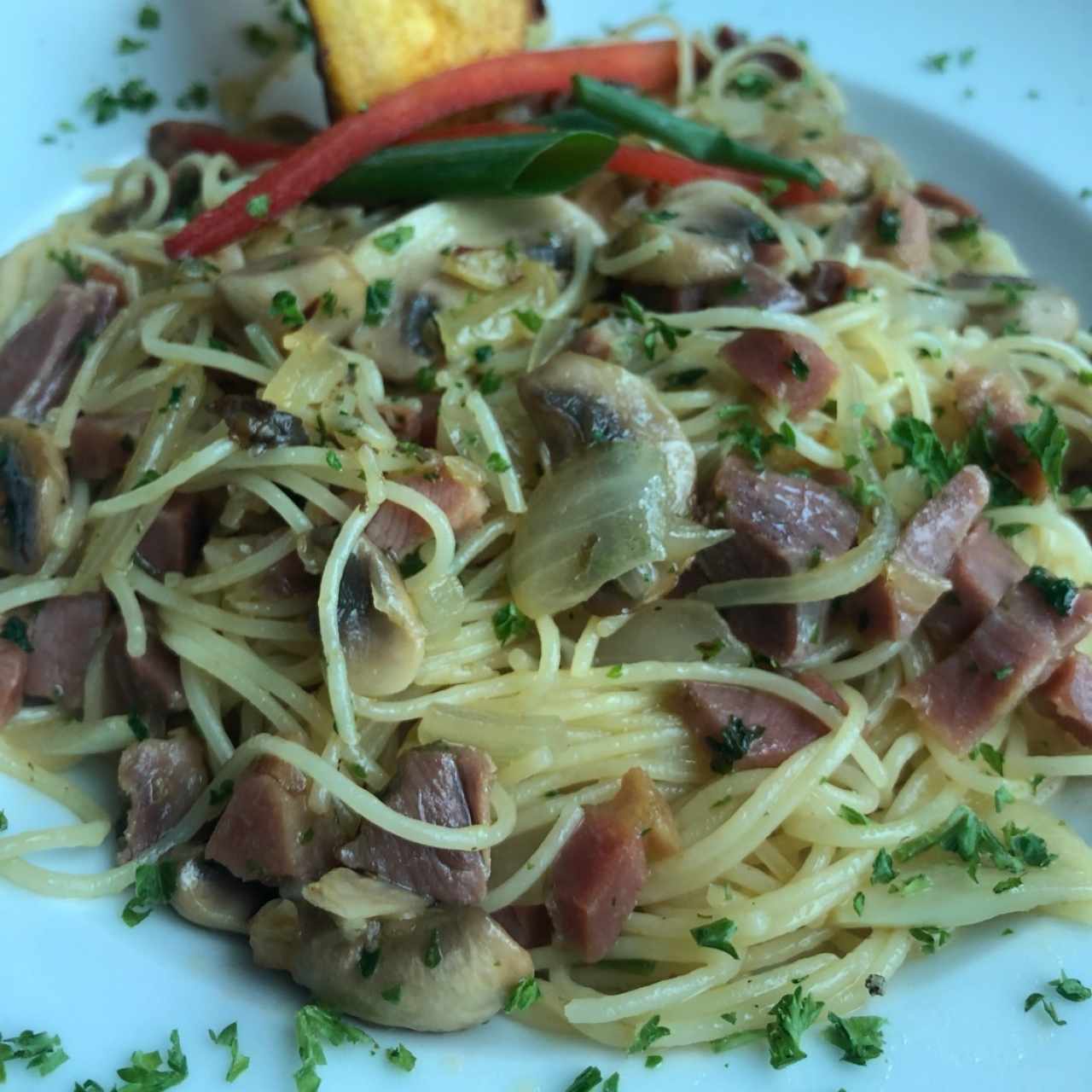 Cabello de ángel con champiñones y jamón serrano
