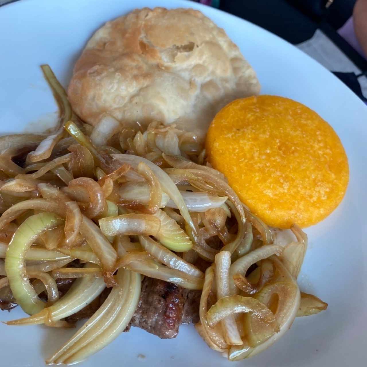 Bistec de res encebollado