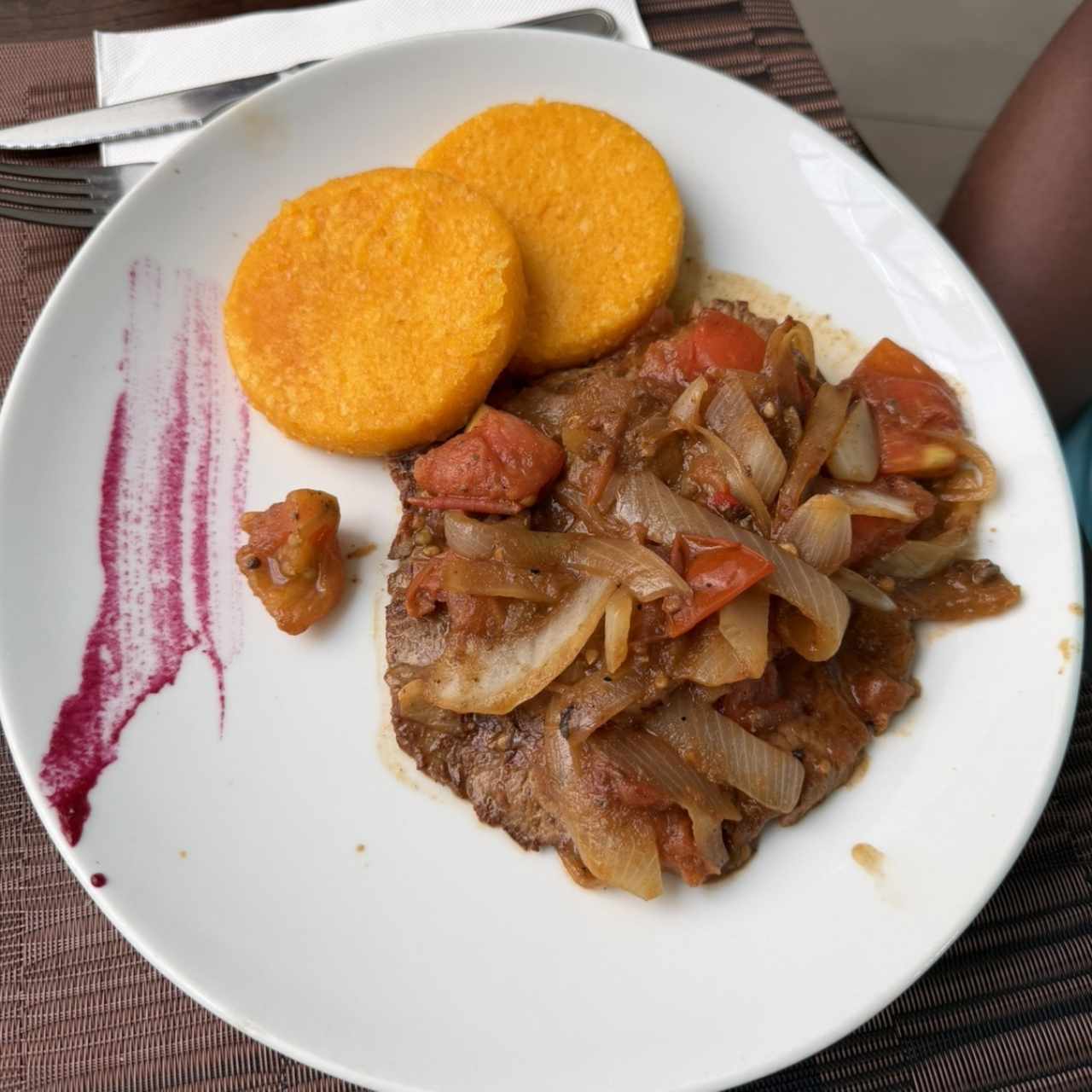 Bistec de Res Encebollado