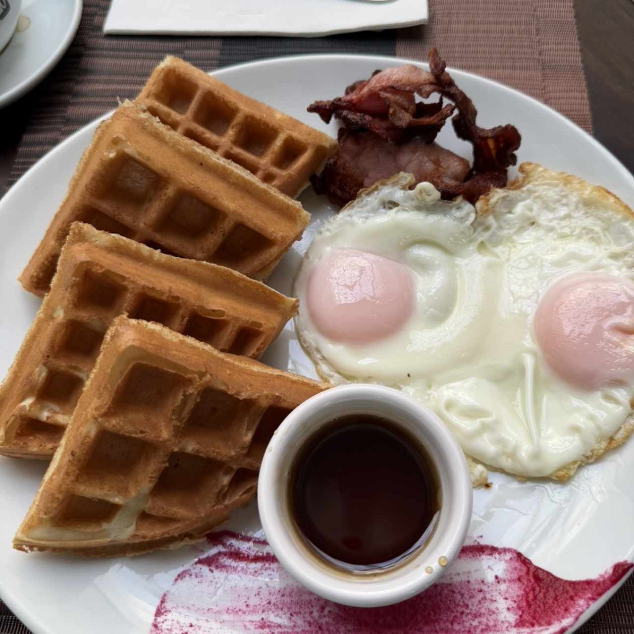 Pancakes y Waffles con tocino y Huevo frito