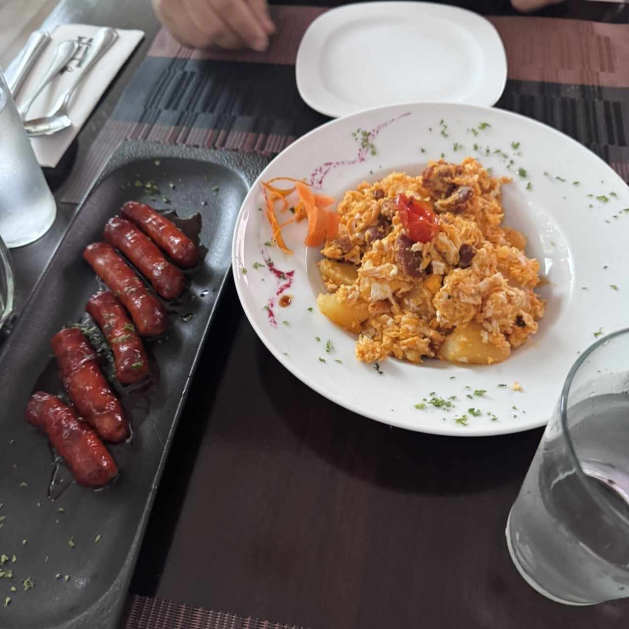 Huevos rotos con chorizo