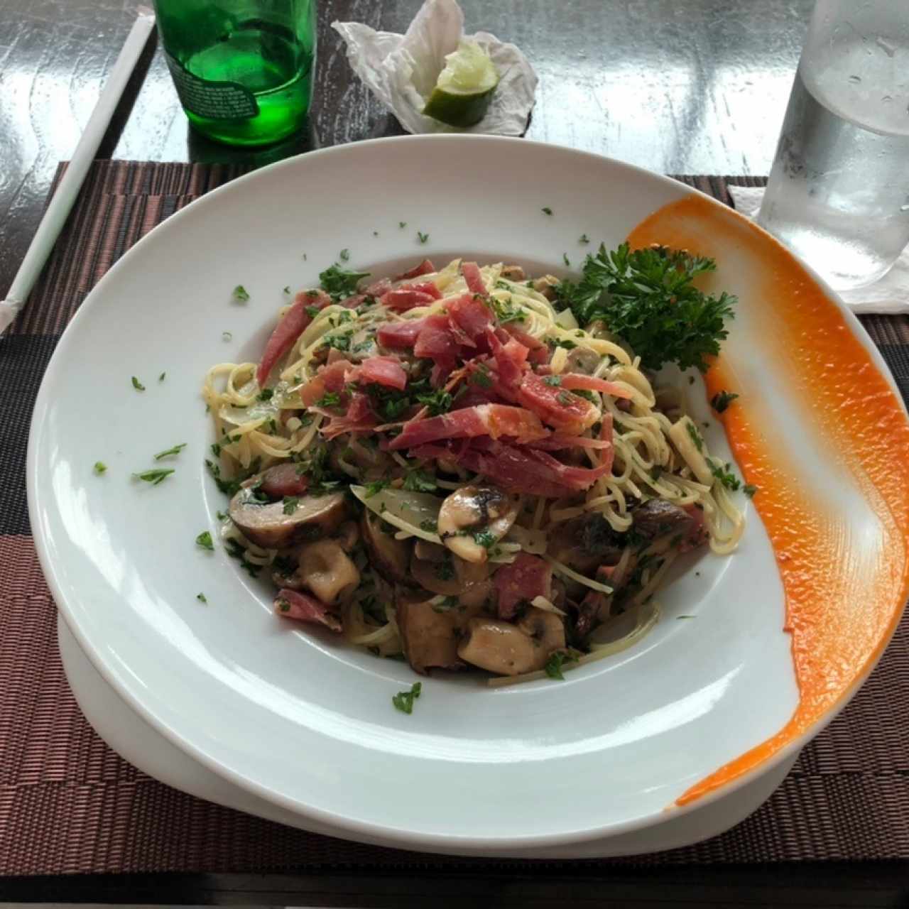 Cabello de ángel con champiñones y jamón serrano