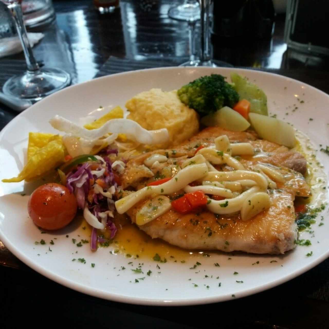 corvina con salsa de calamar