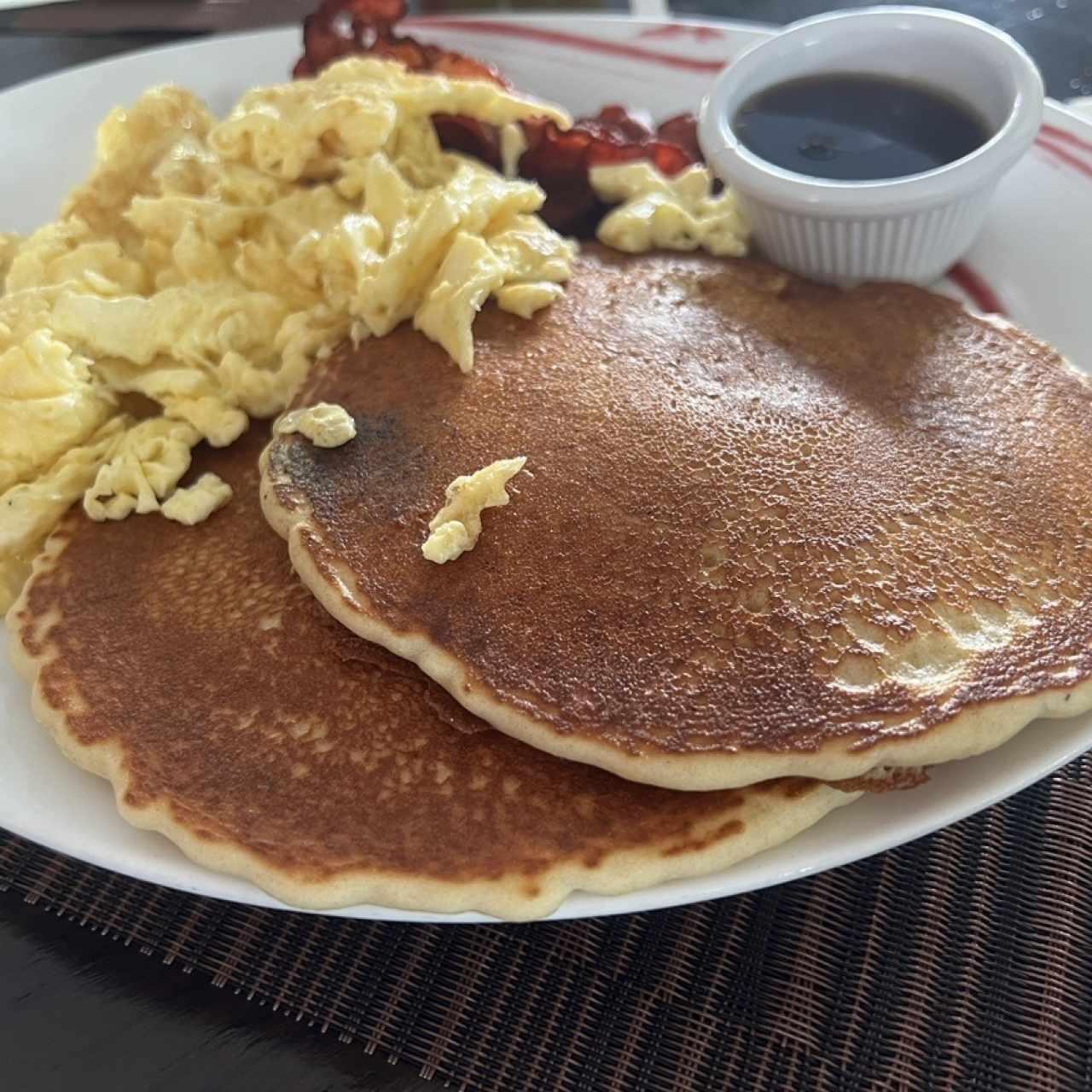 Pancakes y Waffles con tocino y Huevo frito