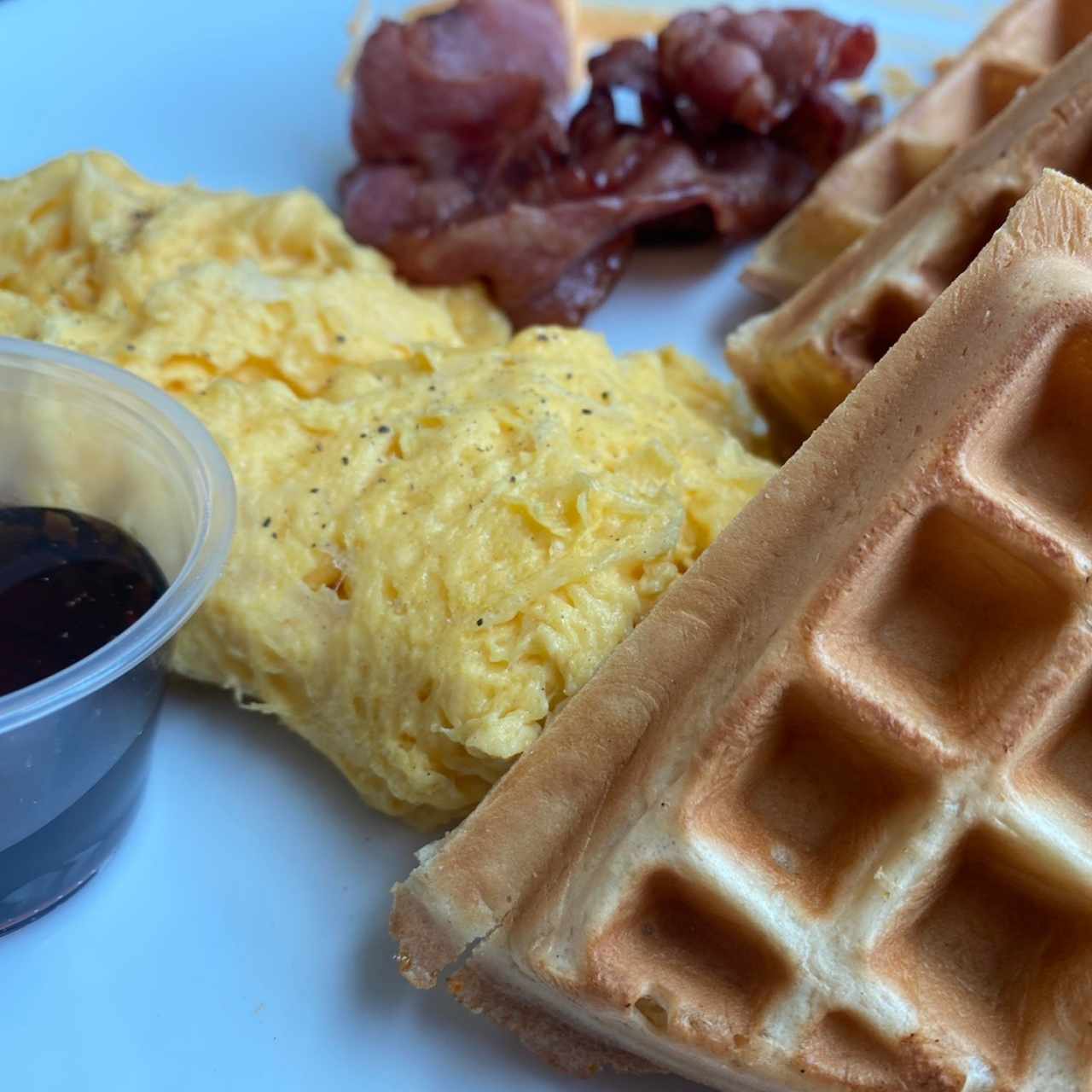 Pancakes y wafles con tocino y huevo frito