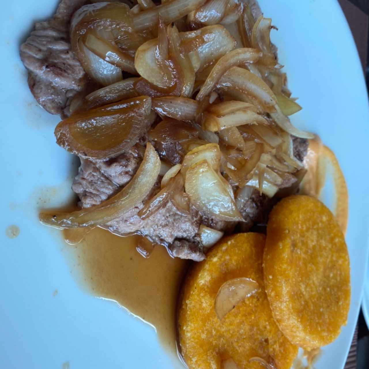 Bistec de res encebollado