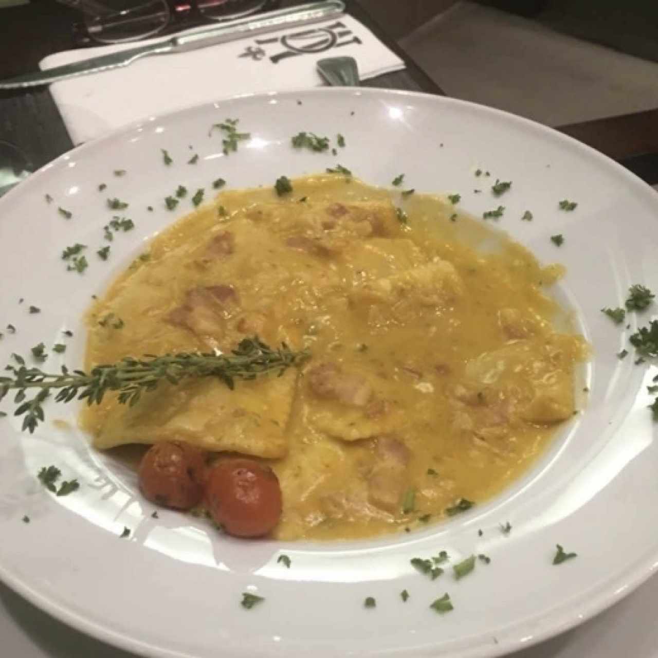 Ravioli de queso y jamón serrano