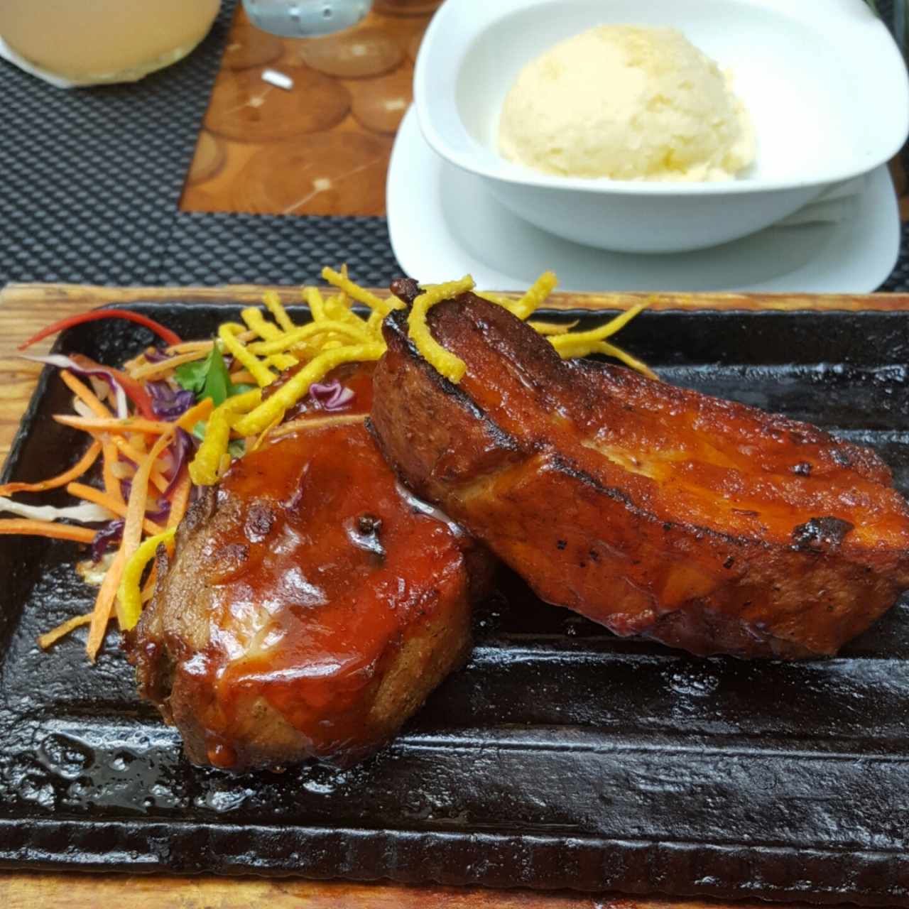 Costillas de cerdo en salsa de tamarindo con puré de papas