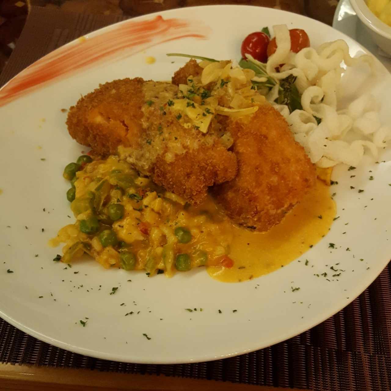 salmón empanizado sobre risotto