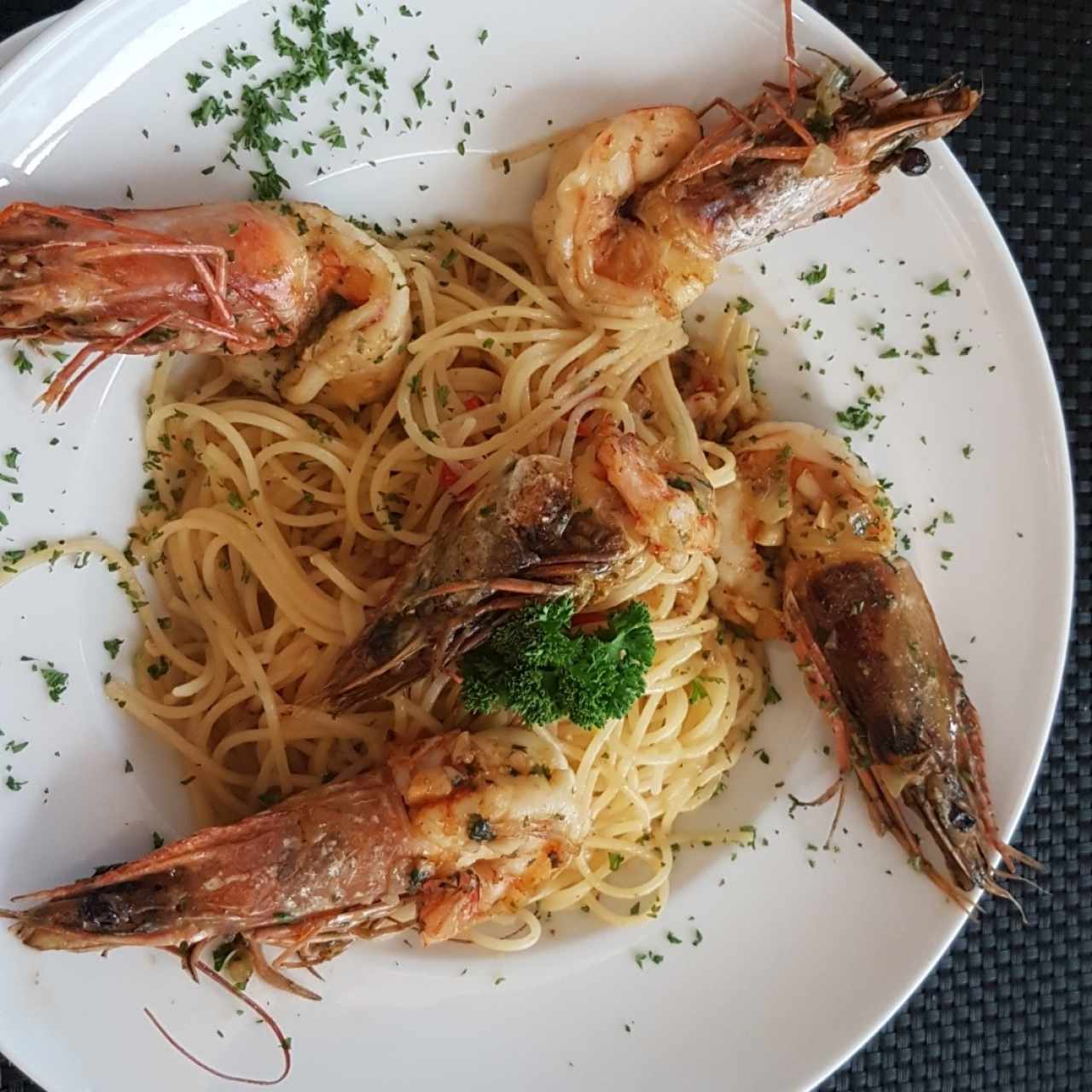 espaguetis al óleo con langostino