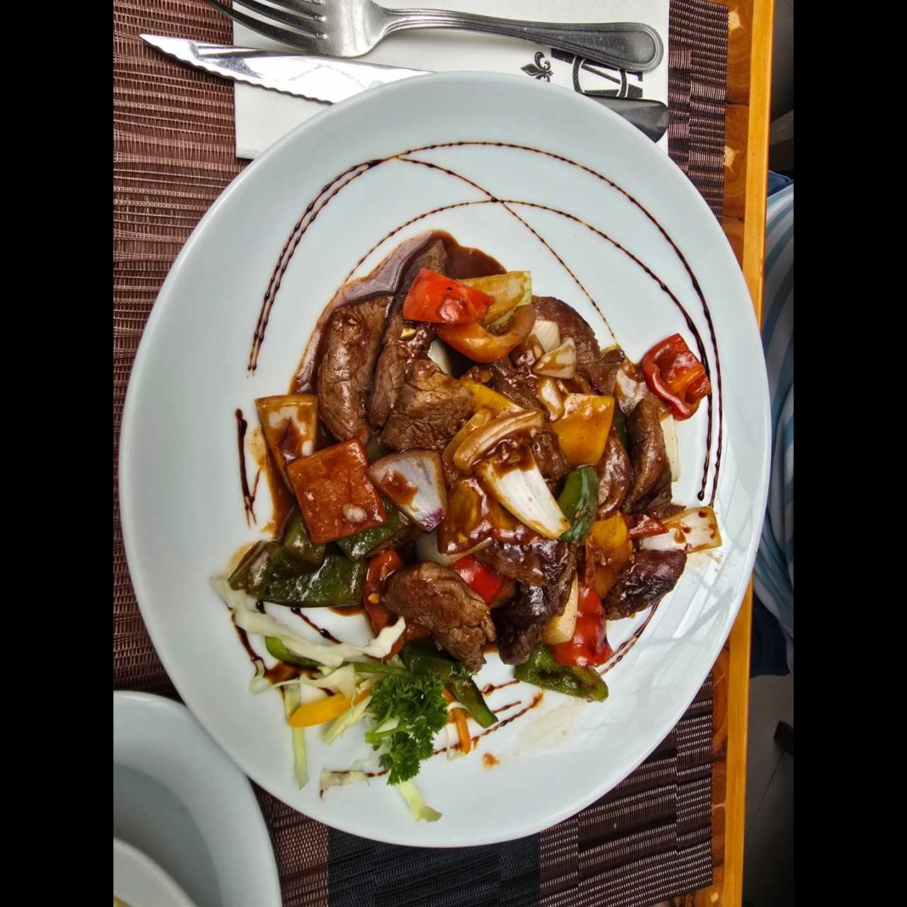 Bistec de Res Encebollado