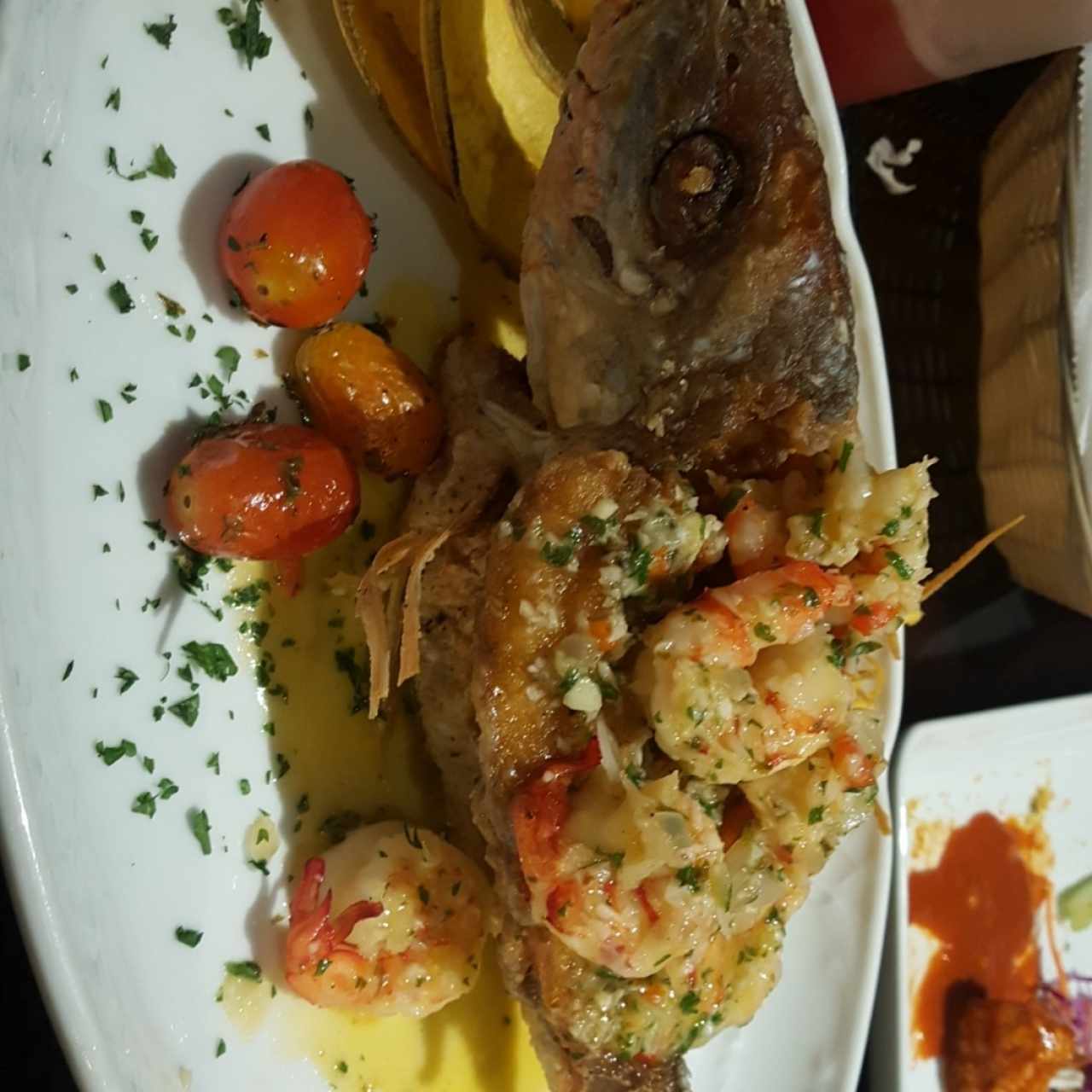 Pargo frito relleno de camarones