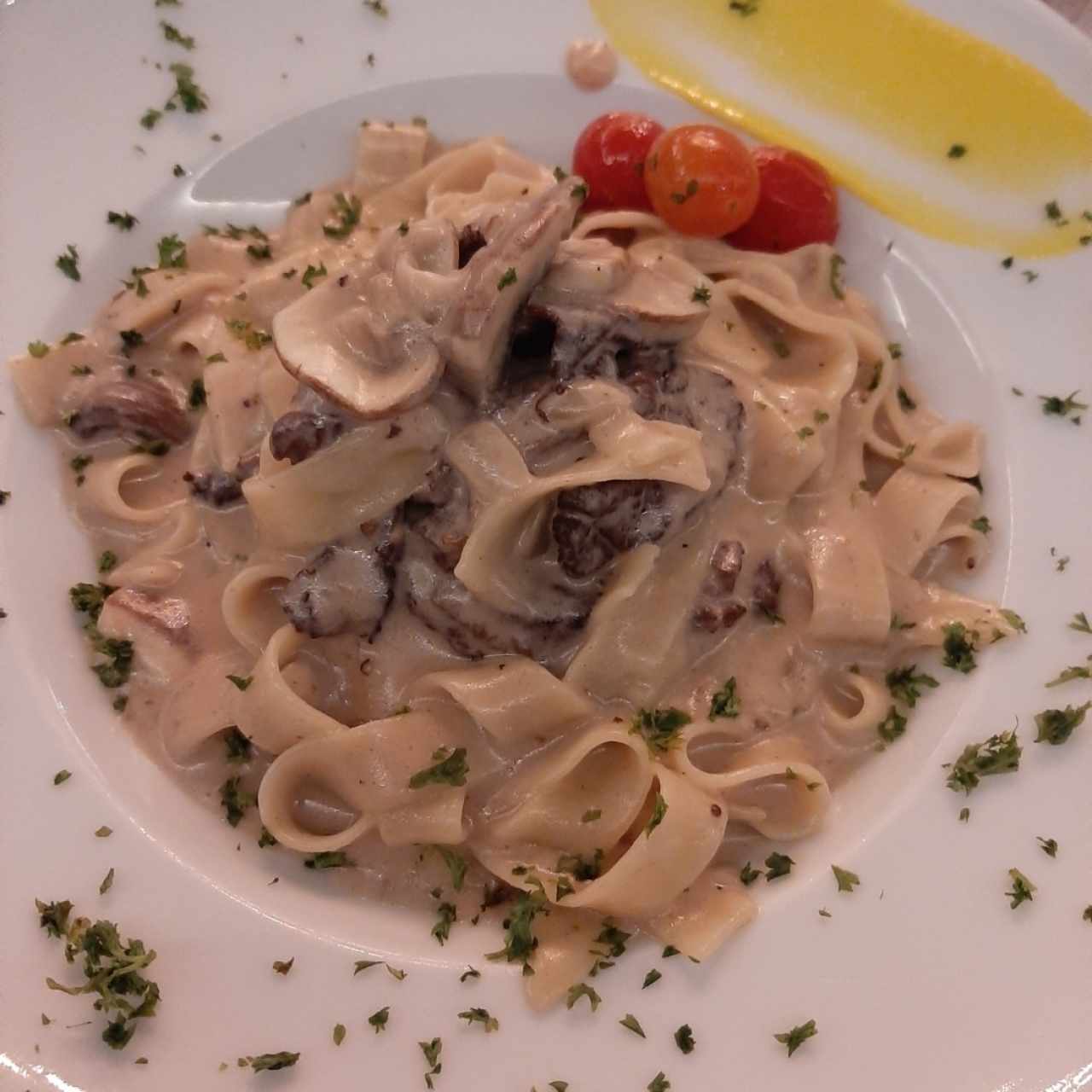 Fettuccini con lascas de entraña