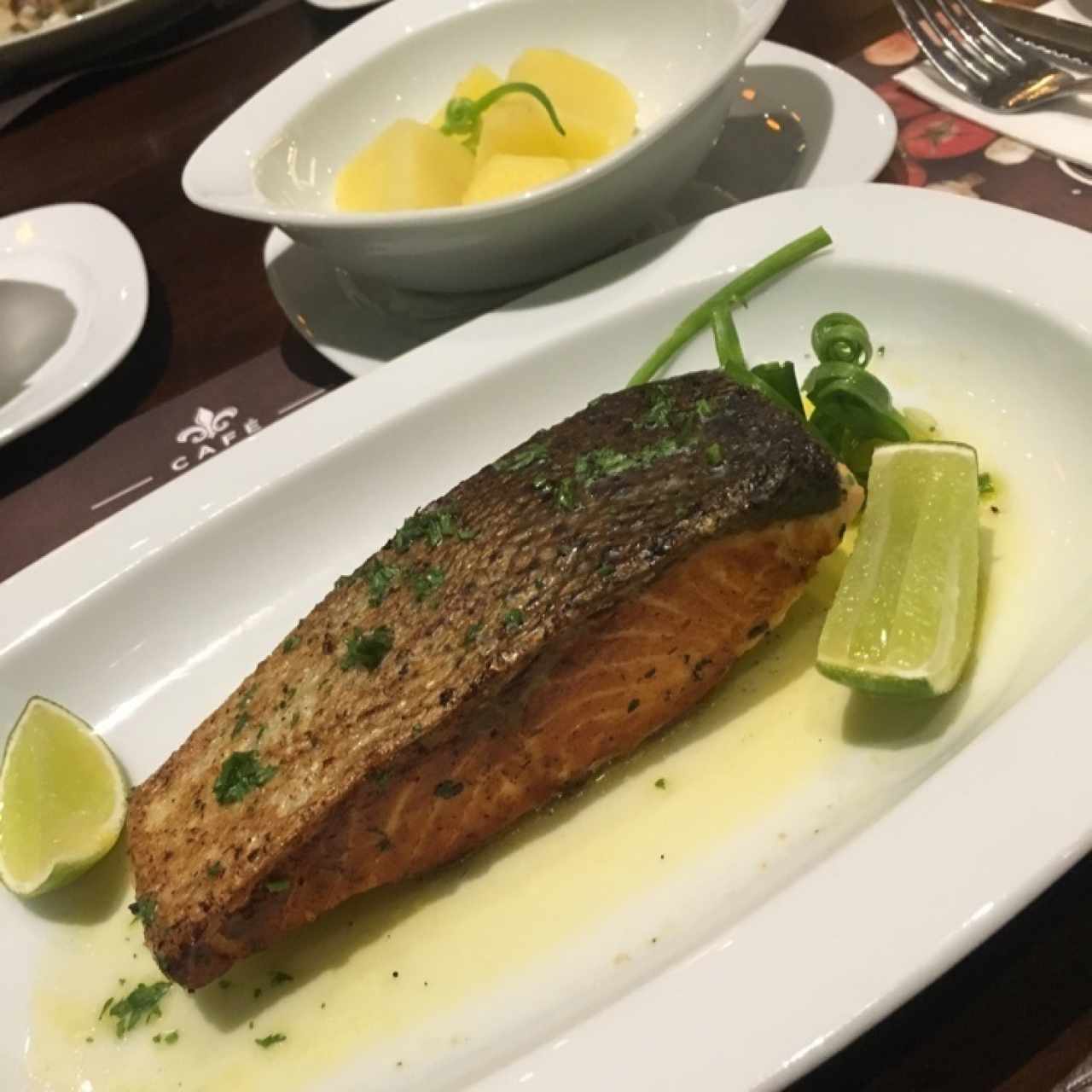 Salmón en mantequilla y perejil
