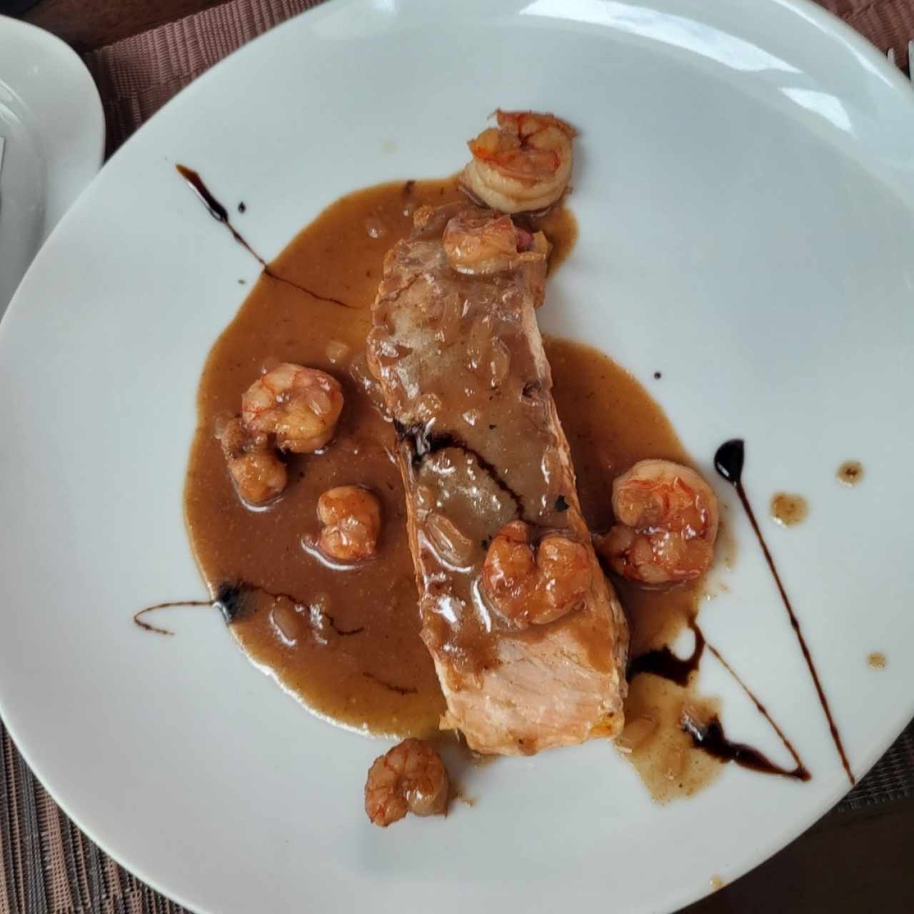 salmón con camarón y salsa de guayaba 
