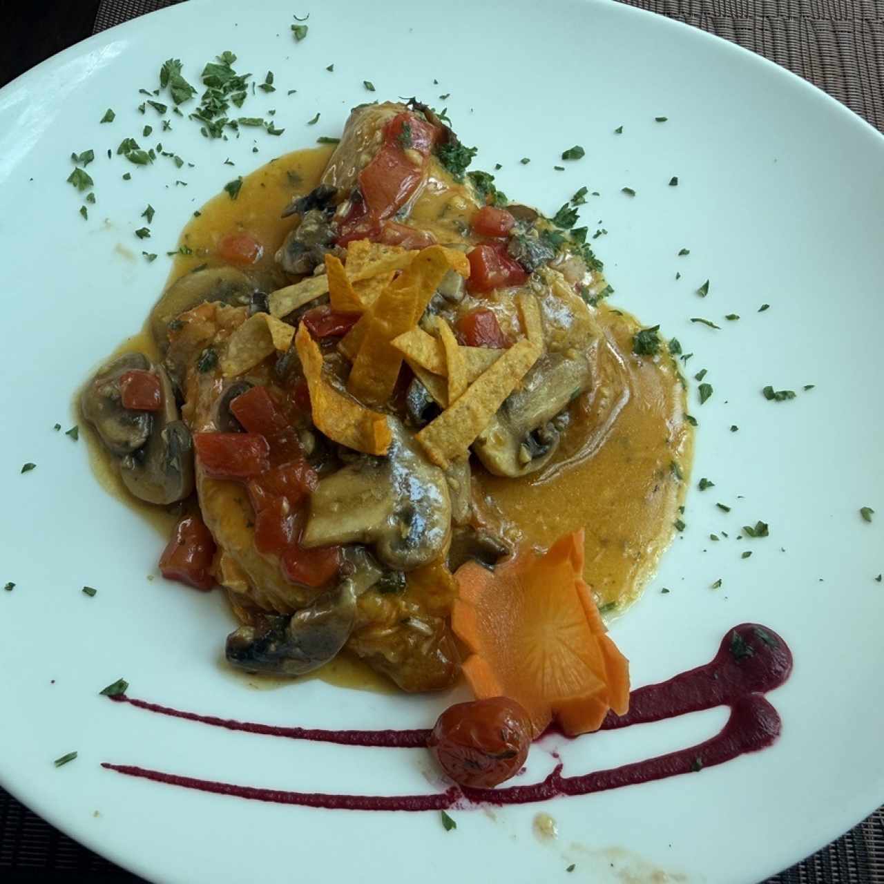 Medio pollo al ajillo con hongos.