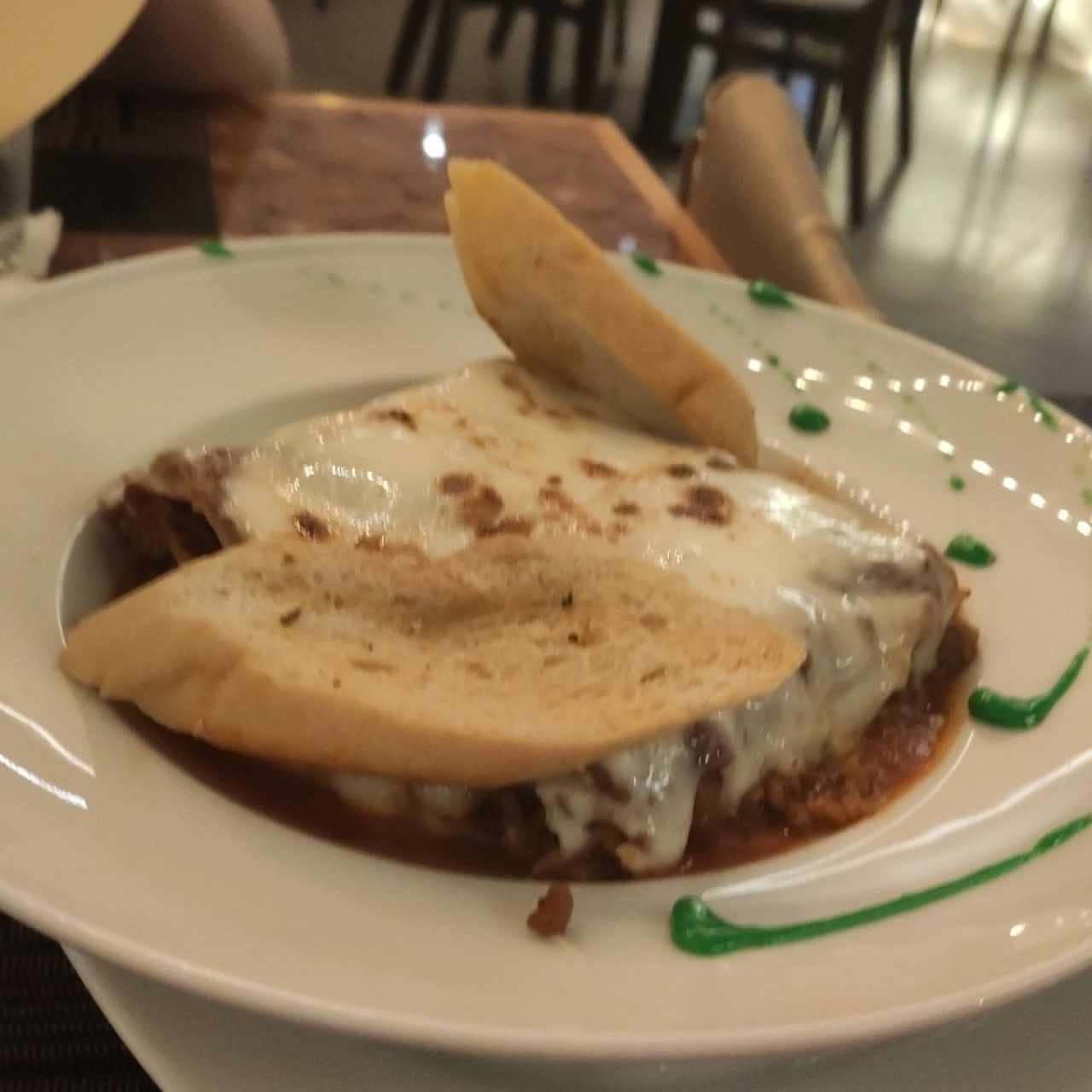 Lasagna de carne gratinada