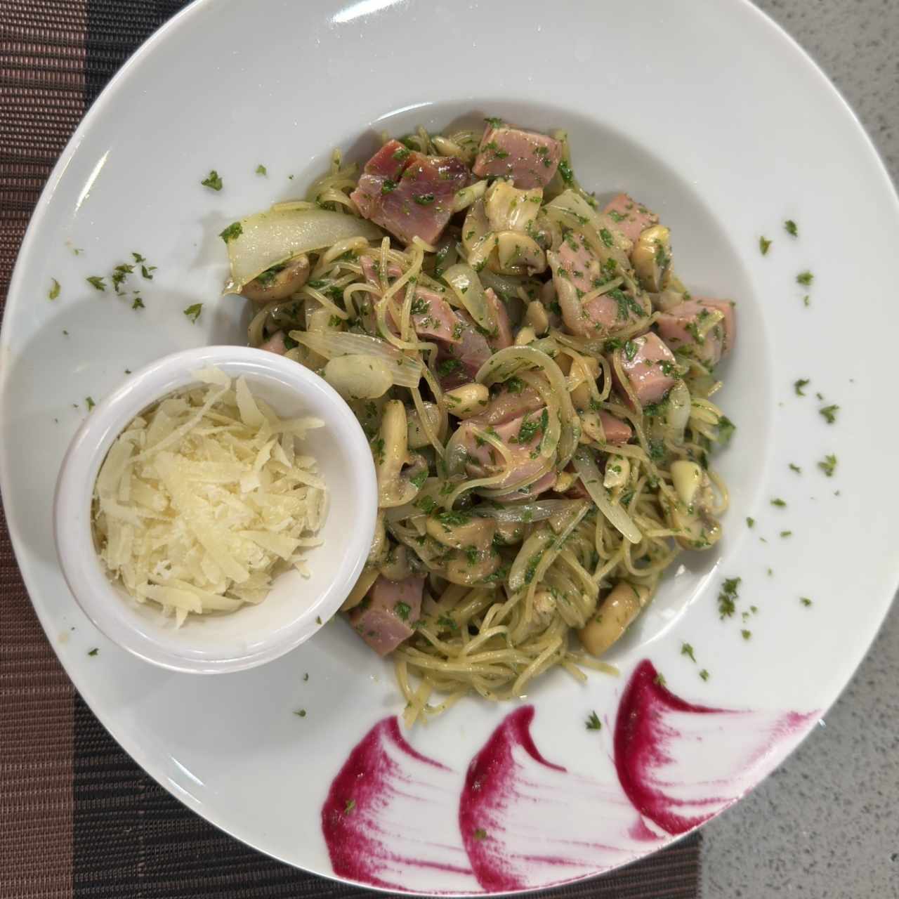 Cabello de ángel con champiñones y jamón serrano