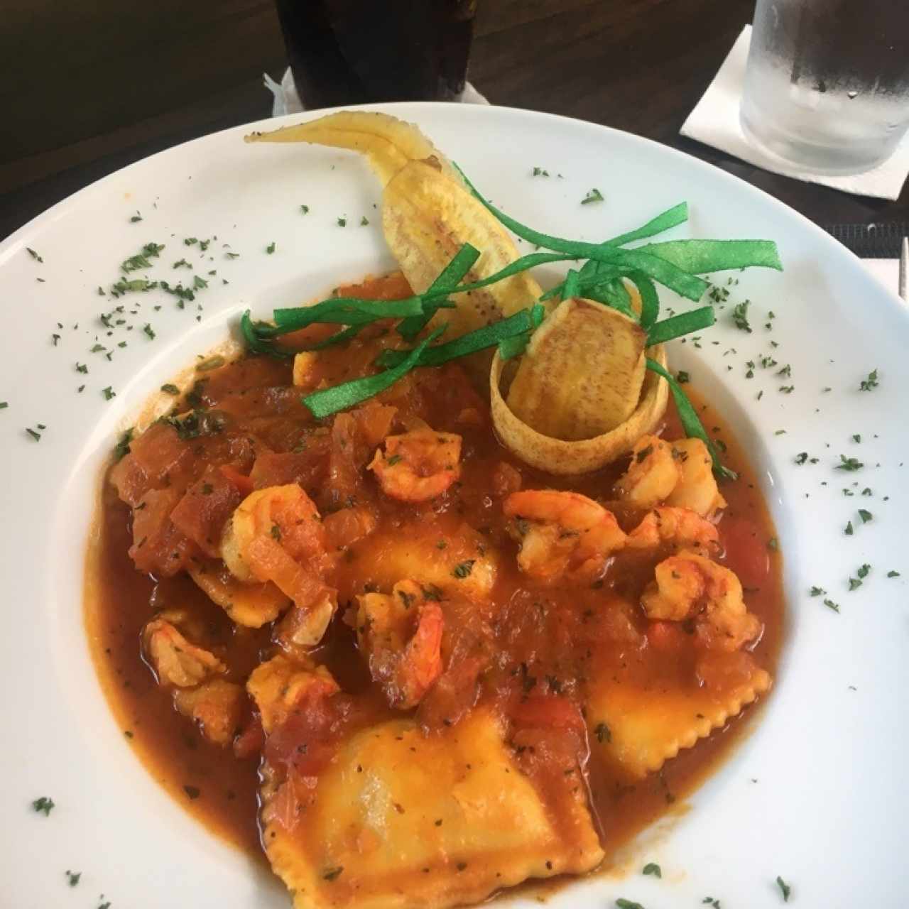 ravioli con camarones en salsa napolitana