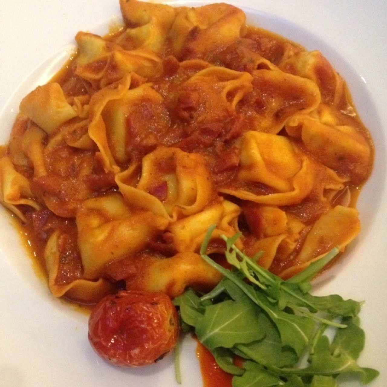 Tortellini de queso alla pomodoro y jamón