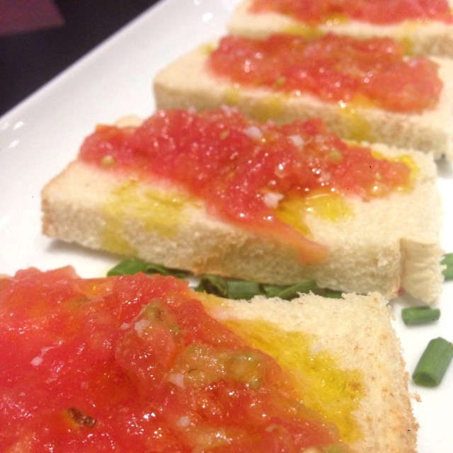 Tostada De Tomate Rayado Y Oliva