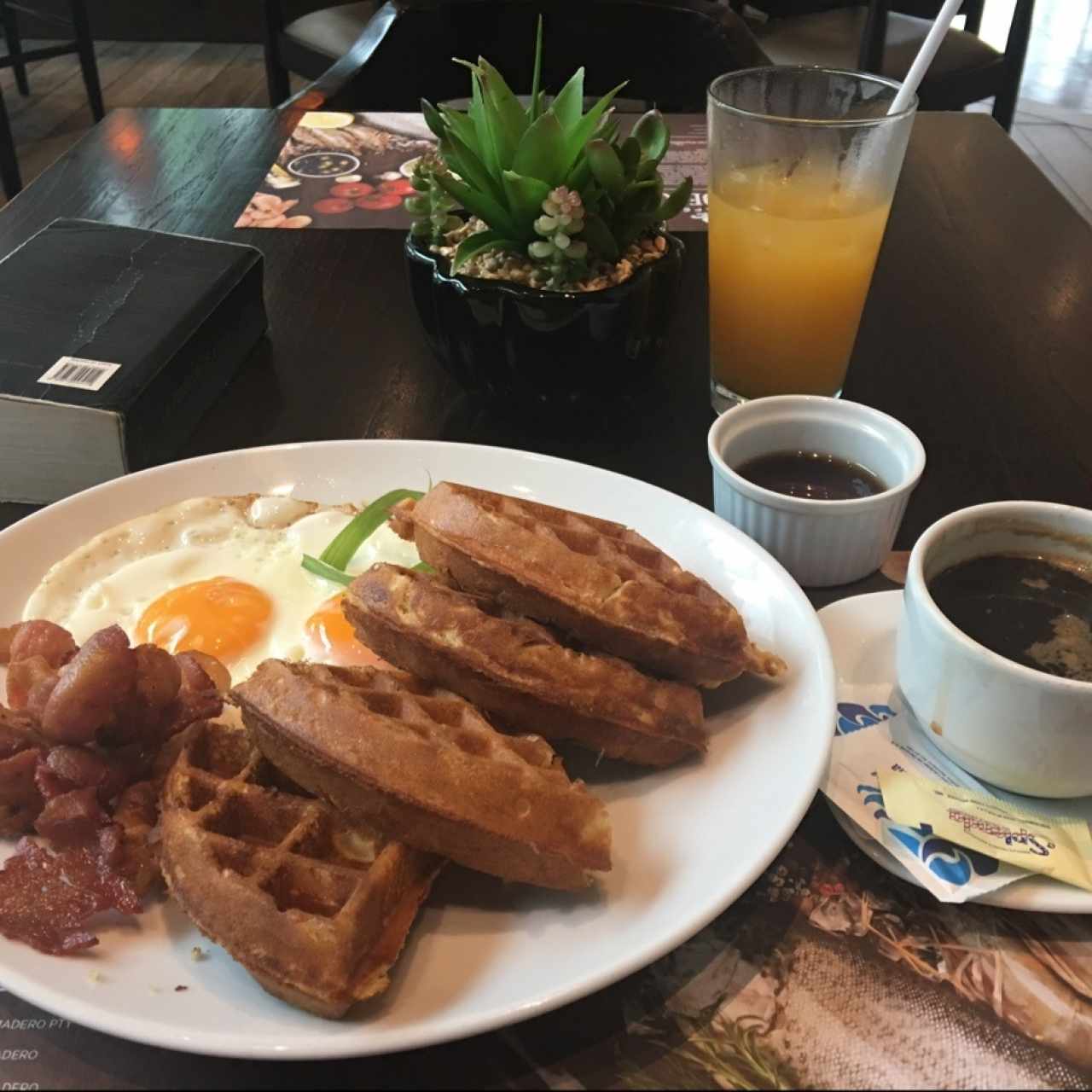 Pancakes y wafles con tocino y huevo frito
