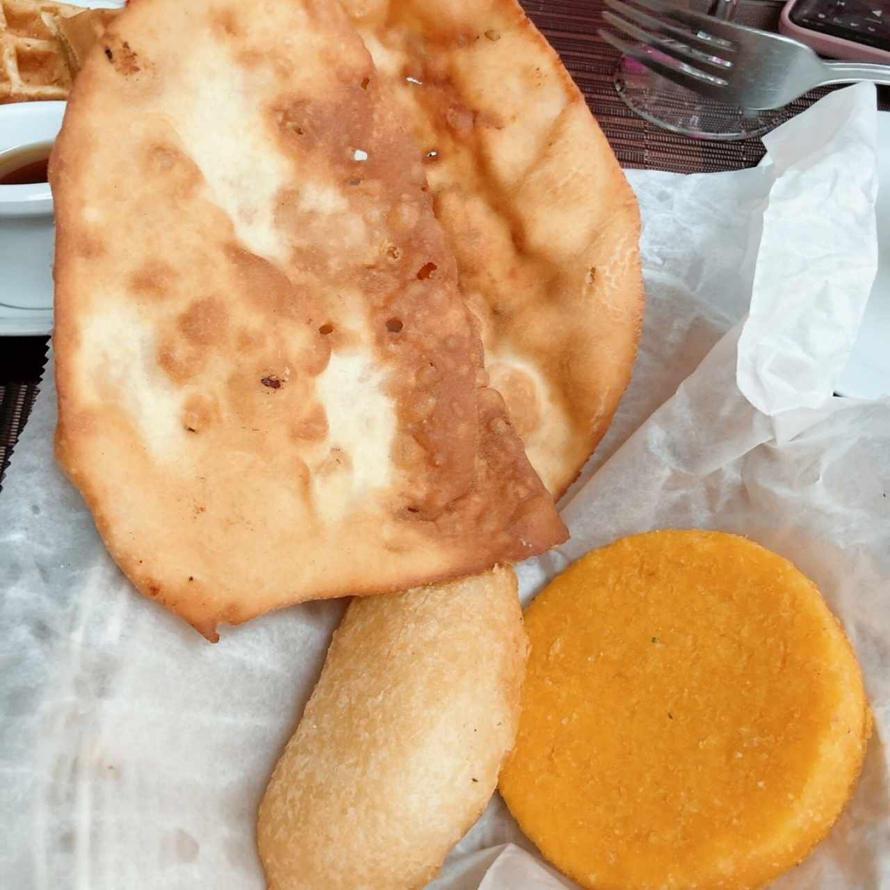 Desayunos clásicos - Hojaldre, tortilla y carimañola