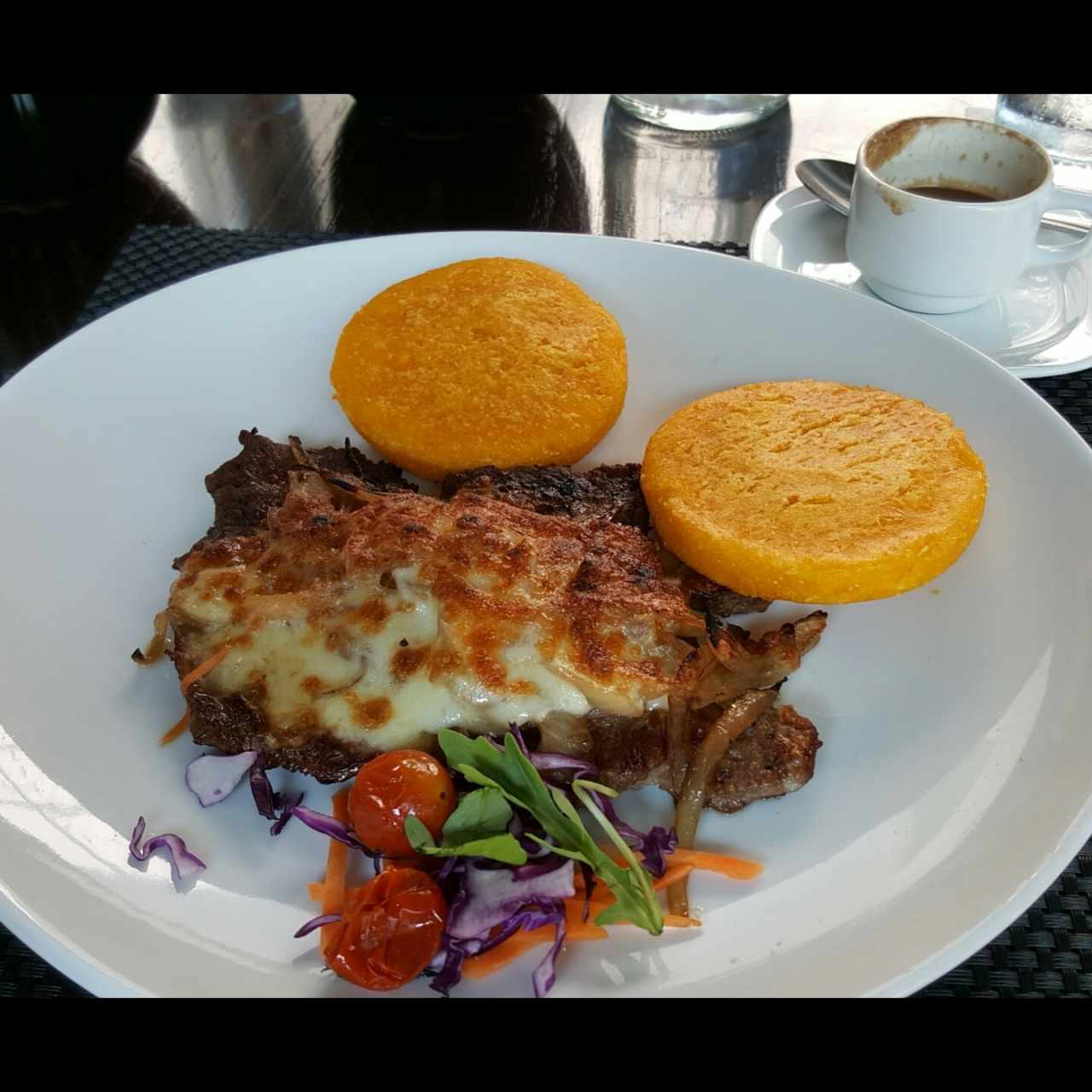 Bistec de mozzarella gratinado