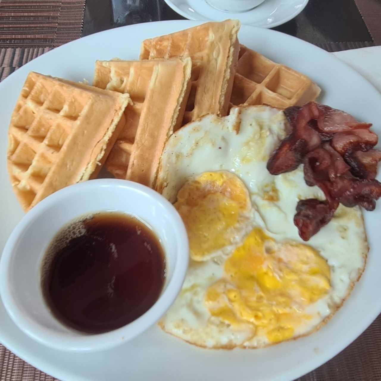 Pancakes y wafles con tocino y huevo frito