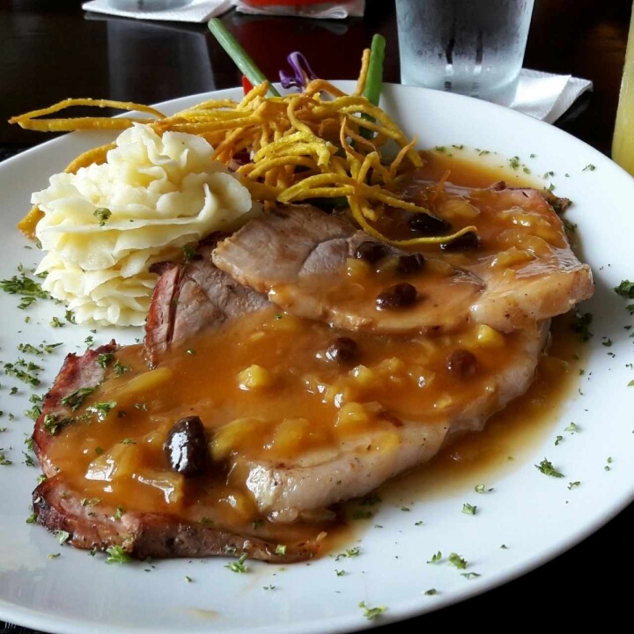 Pernil en salsa de piña