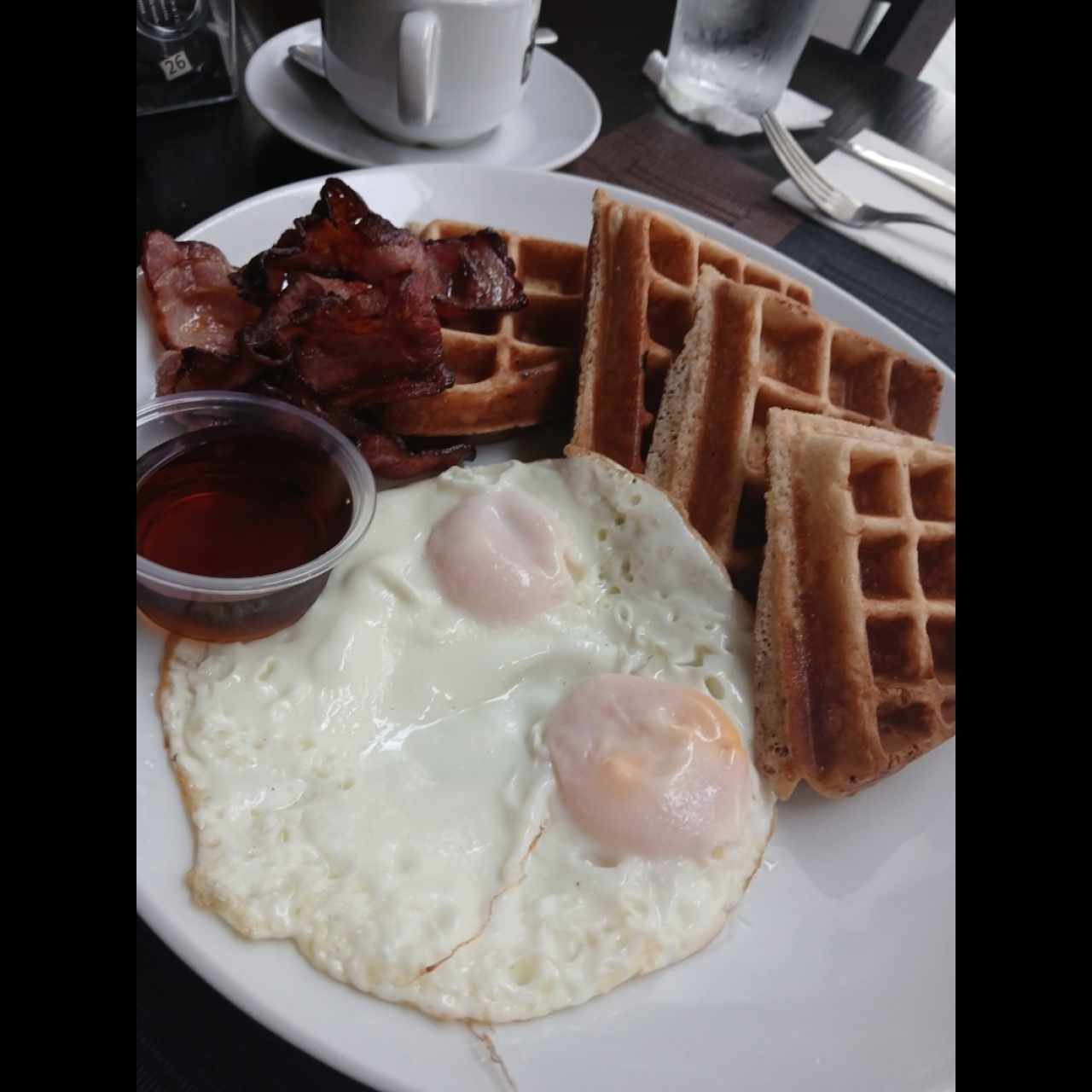 Pancakes y Waffles con tocino y Huevo frito