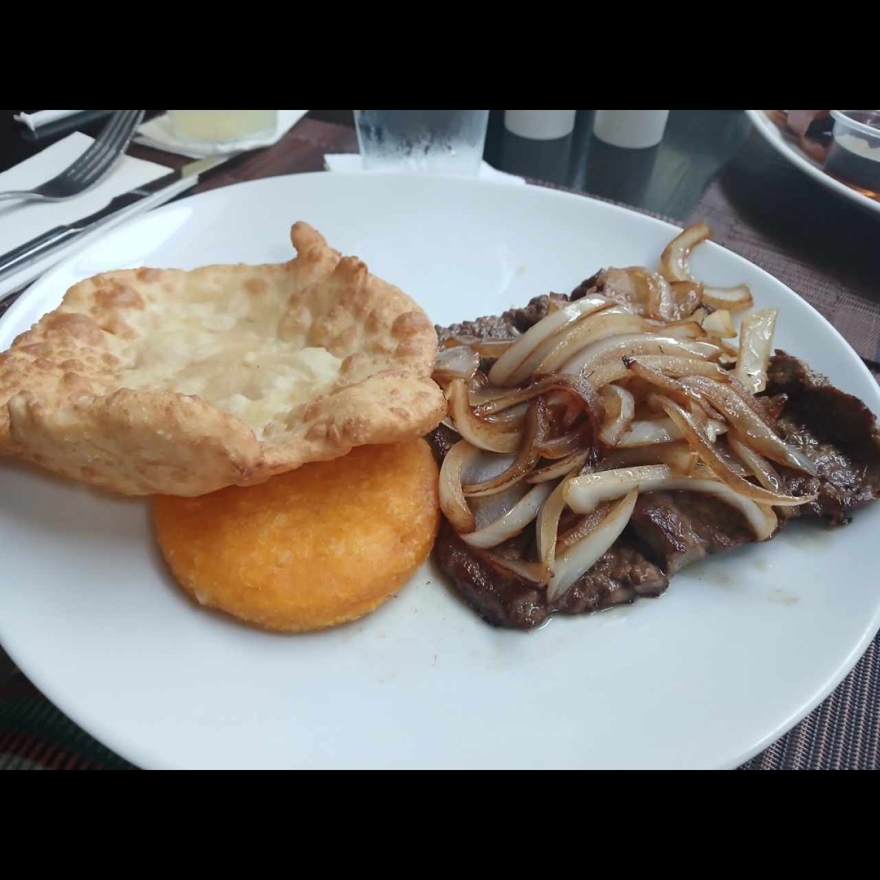 Bistec de Res Encebollado