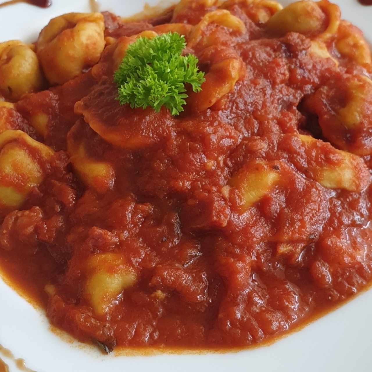 Tortellini de queso a la pomodoro y jamón serrano