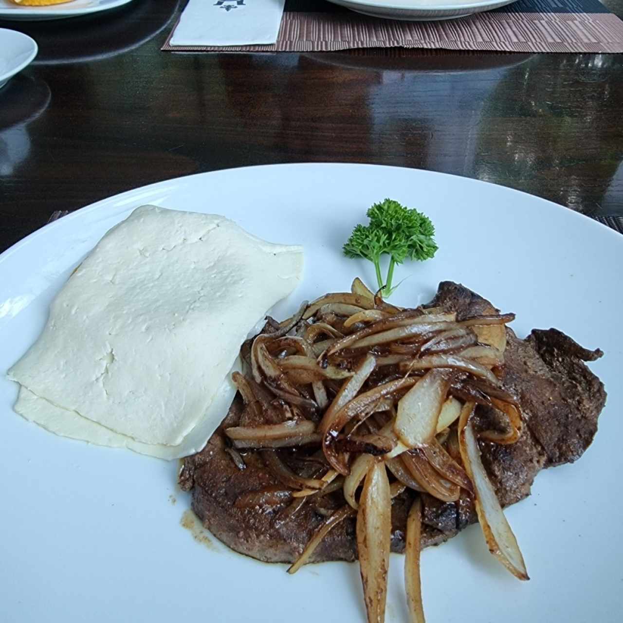 Higado de res encebollado