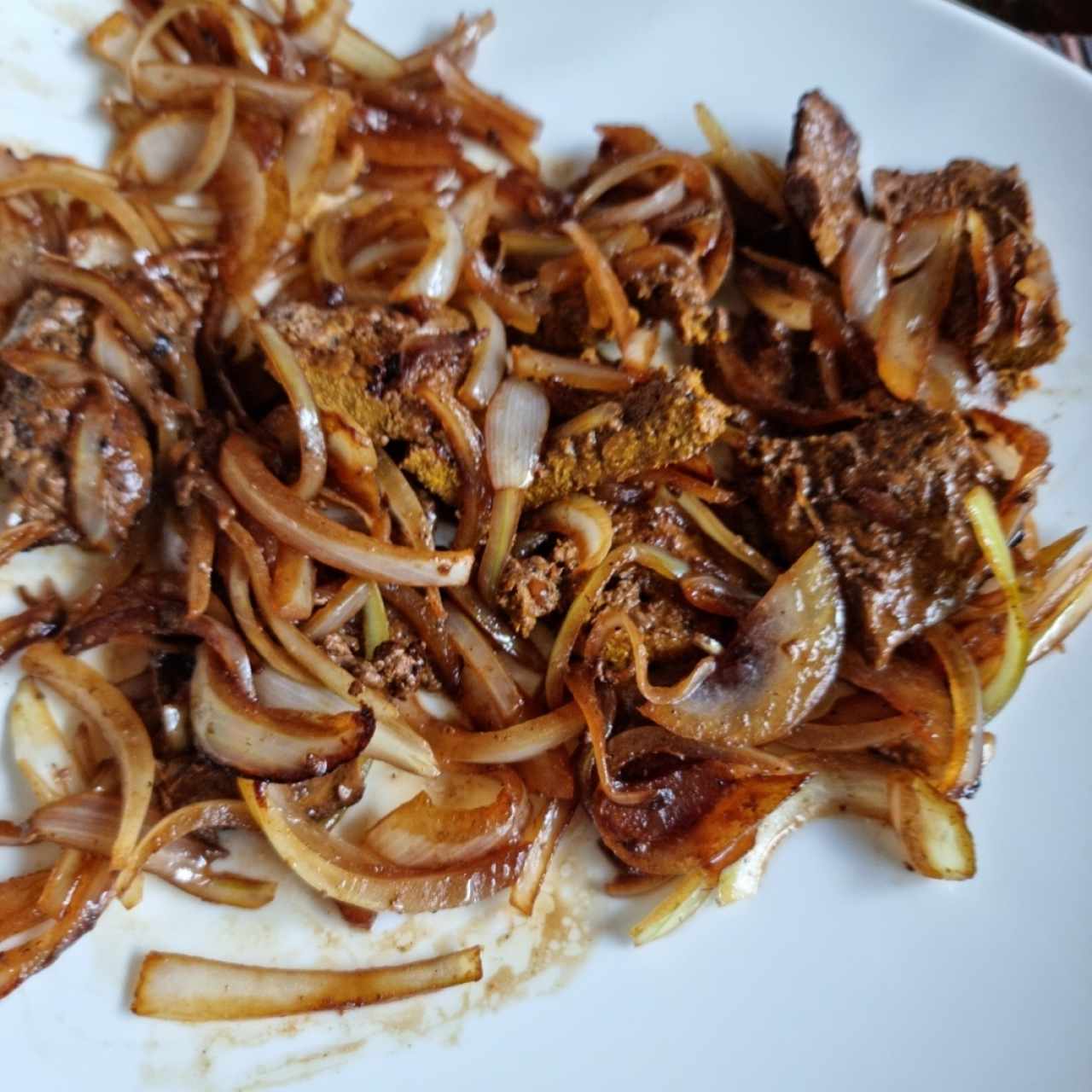 bistec de hígado encebollado 