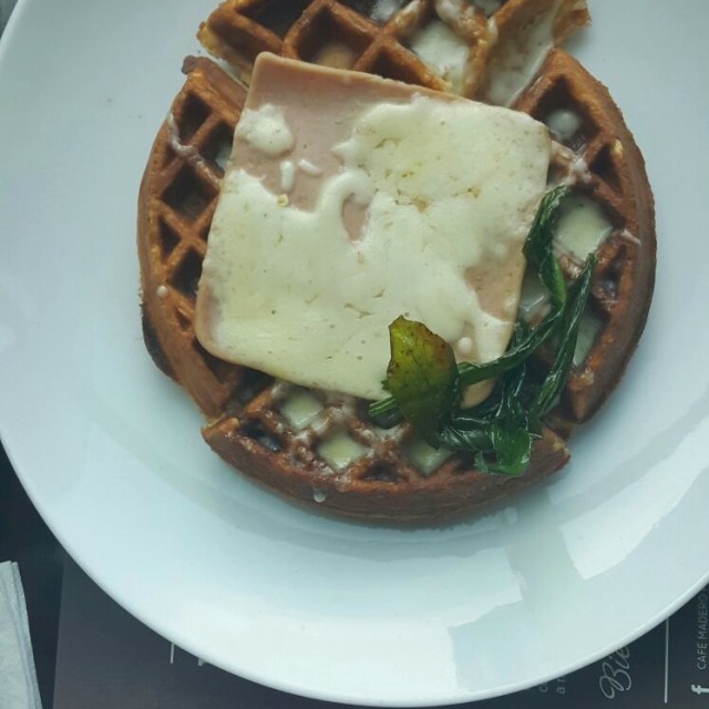 Pancakes o wafles con jamón y queso gratinado