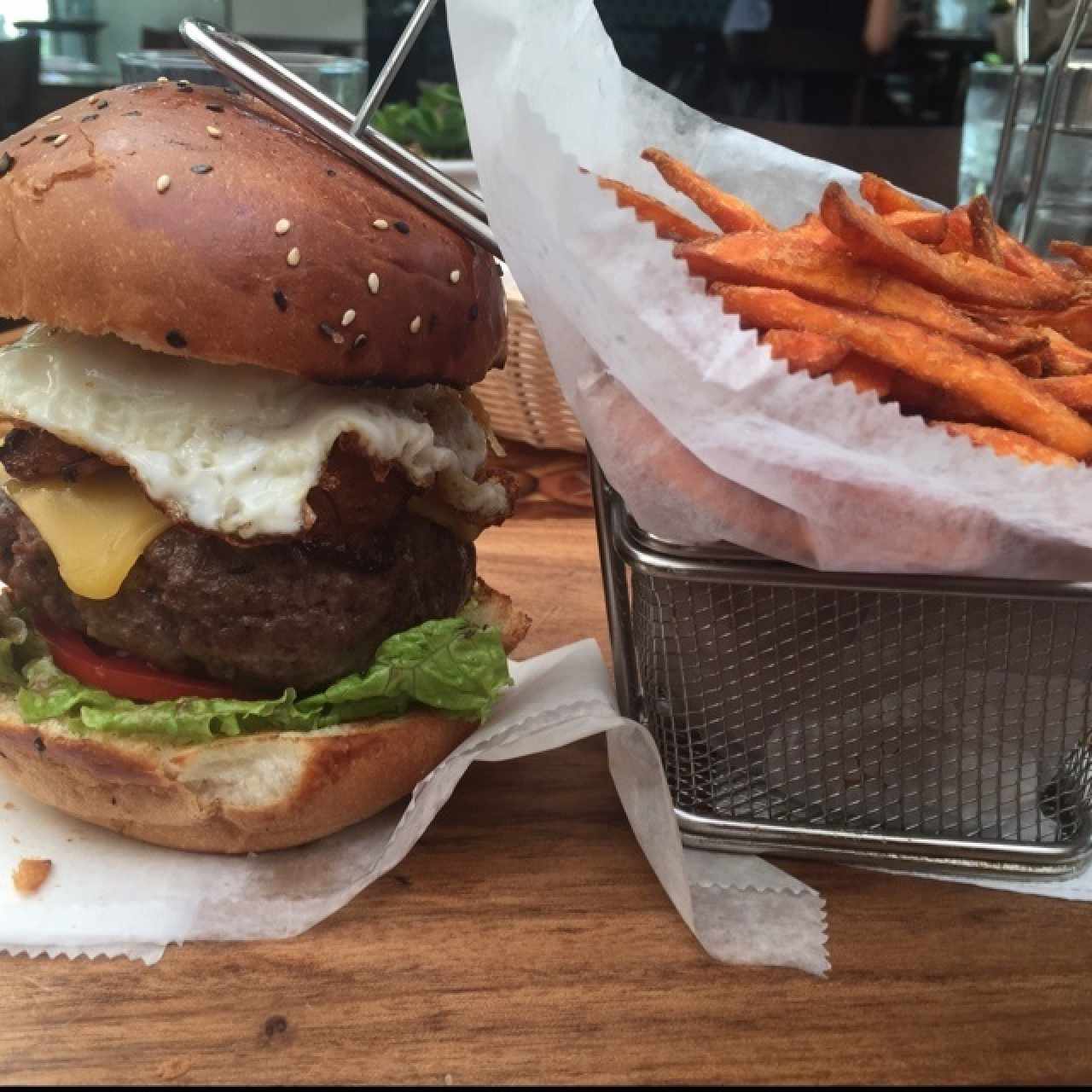 Hamburguesa Café Madero con camote