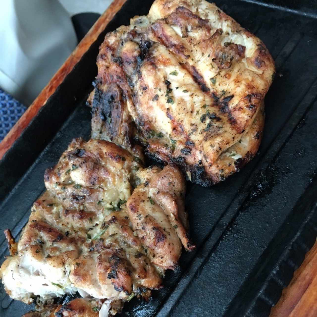 medio pollo deshuesado al grill